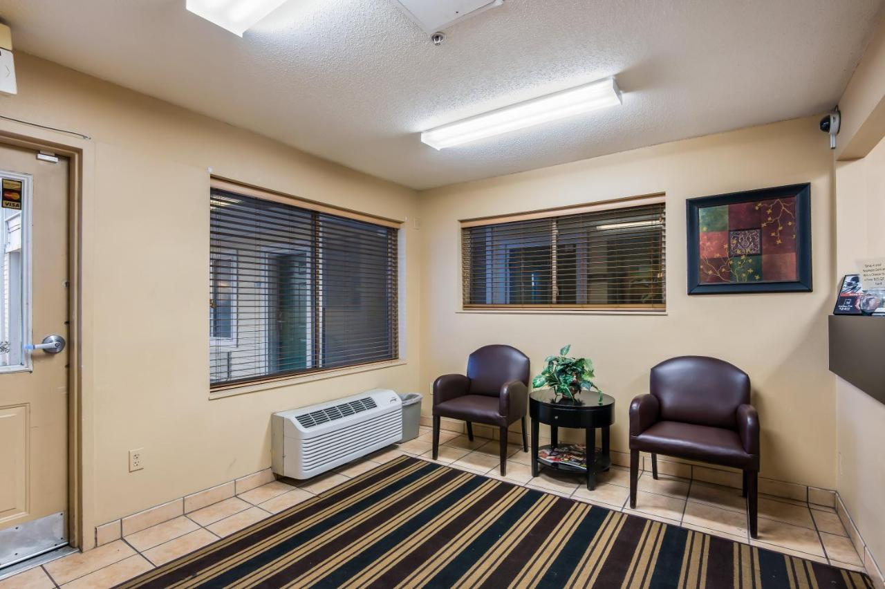 Hometowne Studios By Red Roof Kansas City - Worlds Of Fun Extérieur photo