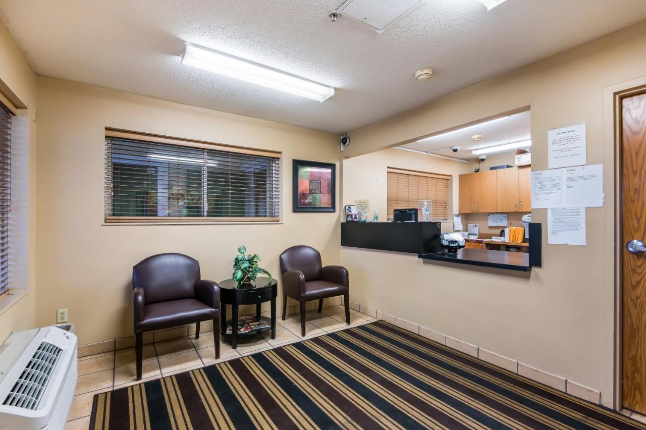 Hometowne Studios By Red Roof Kansas City - Worlds Of Fun Extérieur photo