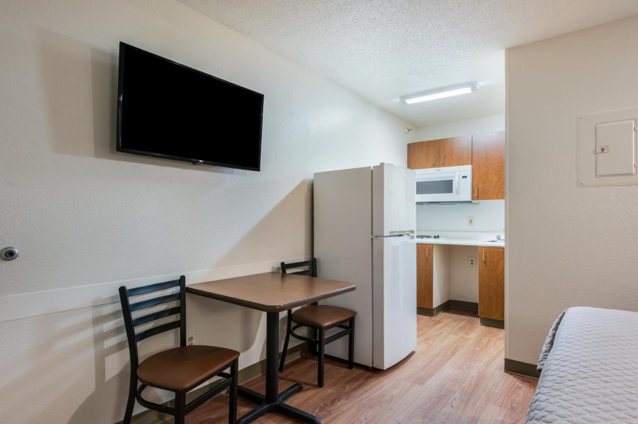Hometowne Studios By Red Roof Kansas City - Worlds Of Fun Extérieur photo