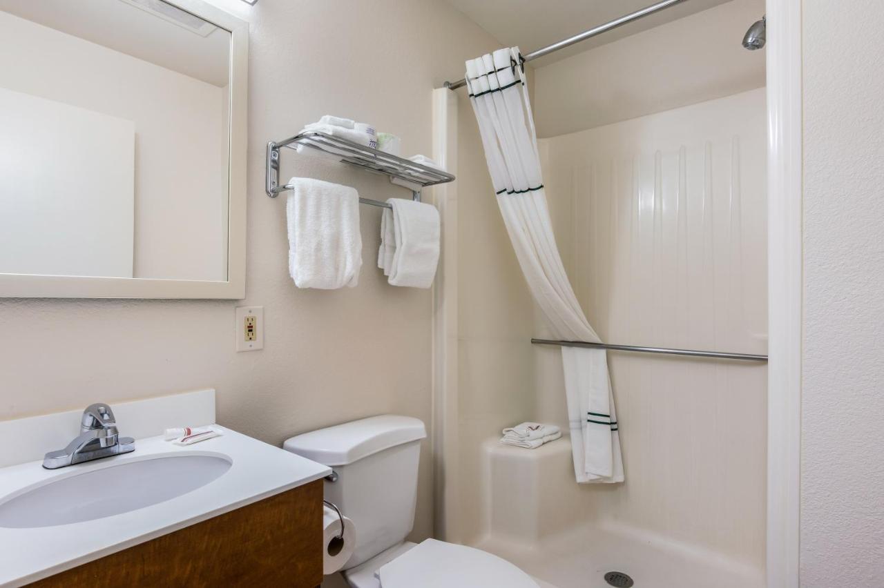 Hometowne Studios By Red Roof Kansas City - Worlds Of Fun Extérieur photo